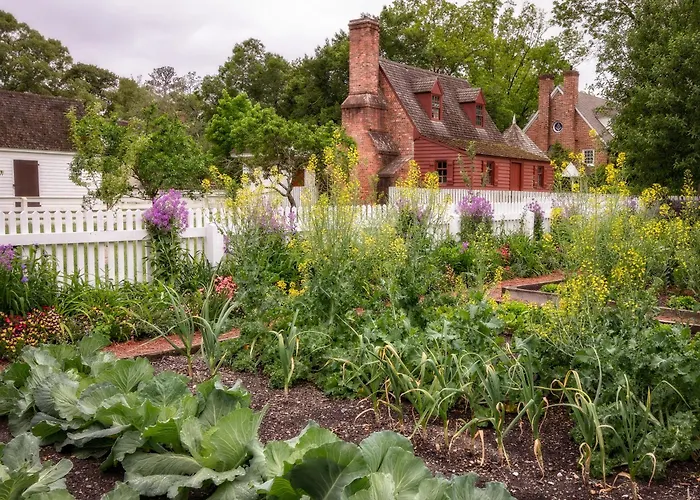 Colonial Houses, An Official Colonial Williamsburg Hotel